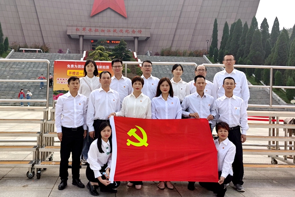 圖為參觀湘江戰(zhàn)役紀(jì)念館集體照_副本600 圖為參觀湘江戰(zhàn)役紀(jì)念館集體照_副本600